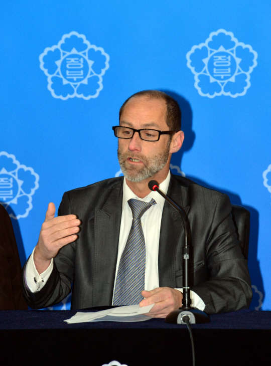 브라이언 에이큰 국제통화기금(IMF) 미션단장이 13일 정부서울청사에서 '2015 IMF 연례협의' 결과에 대한 브리핑을 하고 있다.(사진=기재부)